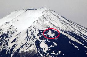 Bird-shaped patch of snow on Mt. Fuji