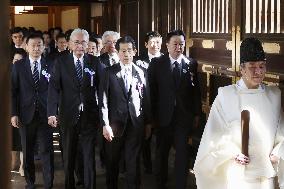 Lawmakers at Tokyo's Yasukuni shrine