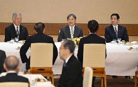 Emperor meets with lawmakers at palace