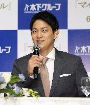 Retirement press conference of pairs figure skaters Miura, Kihara