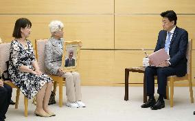 Abductee's mother meets with top gov't spokesman