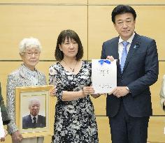 Abductee's mother meets with top gov't spokesman