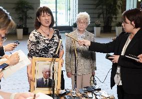 Abductee's mother meets with top gov't spokesman
