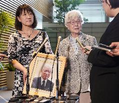 Abductee's mother meets with top gov't spokesman
