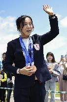 Retired speed skater Takagi in home town parade