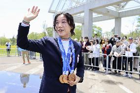Retired speed skater Takagi in home town parade