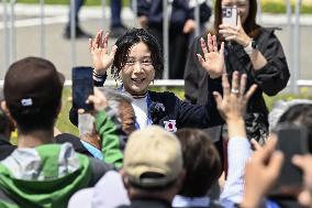 Retired speed skater Takagi in home town parade