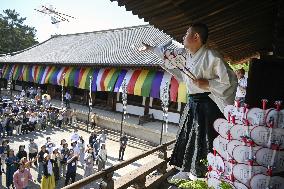 Fan-throwing ceremony at western Japan temple