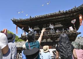 Fan-throwing ceremony at western Japan temple