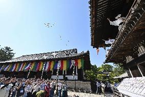 Fan-throwing ceremony at western Japan temple