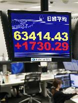 Tokyo stocks surge