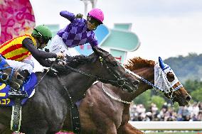 Horse racing: female jockey wins Japanese Oaks