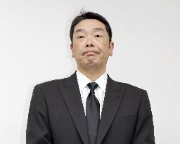 Baseball: Abe resigns as Giants manager