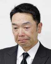 Baseball: Abe resigns as Giants manager