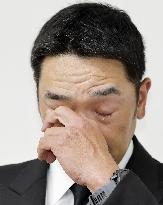Baseball: Abe resigns as Giants manager