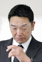 Baseball: Abe resigns as Giants manager