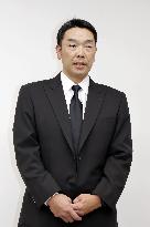 Baseball: Abe resigns as Giants manager