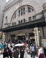 Last performance at 103-year-old Osaka theater