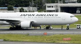JAL jet makes emergency landing at Narita airport