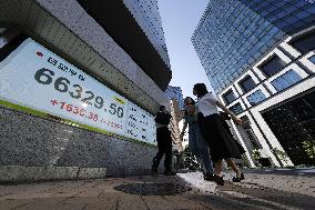 Nikkei index hits fresh closing high