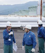 Economy minister Akazawa visits Kagoshima oil reserve facility