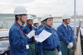 Economy minister Akazawa visits Kagoshima oil reserve facility