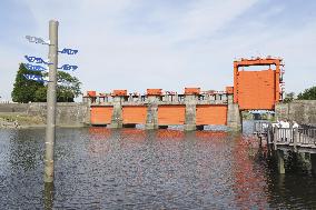Emperor inspects floodgate in Tokyo