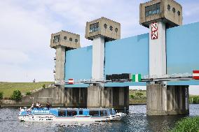 Emperor inspects floodgate in Tokyo