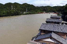 Powerful typhoon hits Japan