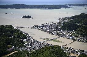 Powerful typhoon hits Japan