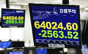 Nikkei ends over 2,500 points lower
