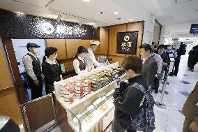 Beef bowl store opens in department store in Ginza