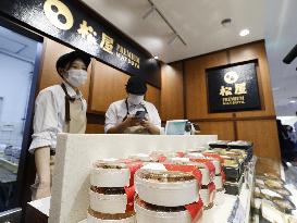 Beef bowl store opens in department store in Ginza