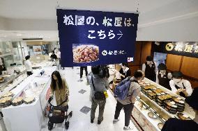 Beef bowl store opens in department store in Ginza