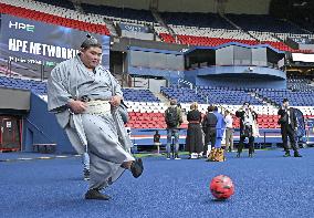 Sumo: Paris tournament