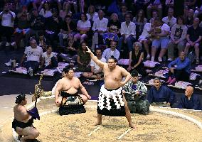 Sumo: Paris tournament