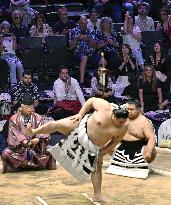 Sumo: Paris tournament