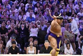 Sumo: Paris tournament