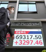 Tokyo stocks end at record high