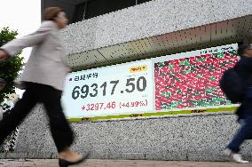 Tokyo stocks end at record high