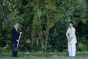 Japan's imperial couple plant cherry tree near Amsterdam