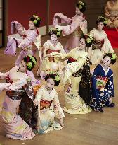 Maiko dance practice