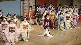 Geiko, Maiko dance practice