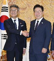 LDP lawmaker meets with S. Korean president in Seoul