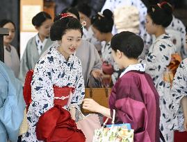 Geiko ritual at Kyoto shrine