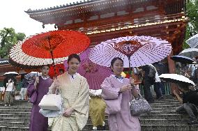 Geiko ritual at Kyoto shrine