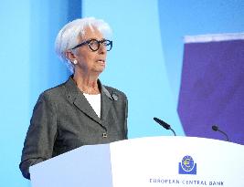 ECB keeps key rate intact