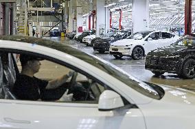 Tesla mulls China business separation