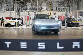 Tesla mulls China business separation