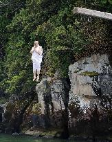 Lake-jumping religious ritual